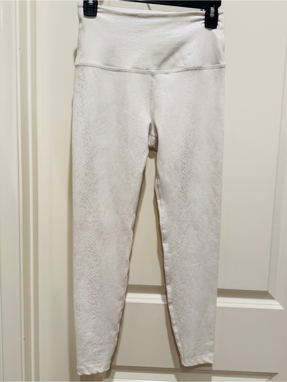 Beyond Yoga Viper White Iridescent Yoga Leggings Size Small - Picture 2 of 12